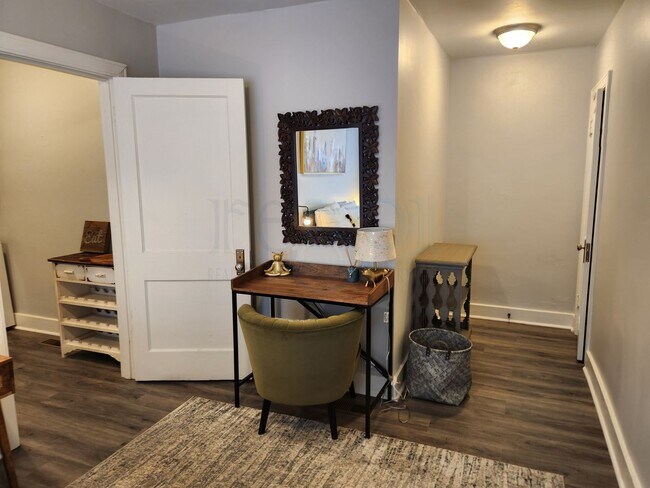 Building Photo - Cozy Apartment located near UAMS!