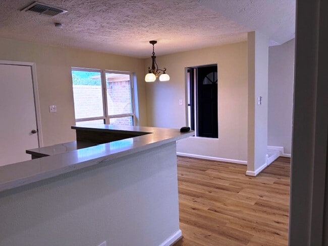 Building Photo - 5363 King Richard Dr