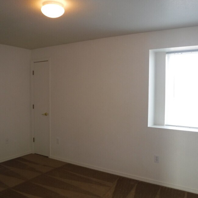 Building Photo - 2 Bed/2.5 Bath Unit in SW Redmond Fourplex