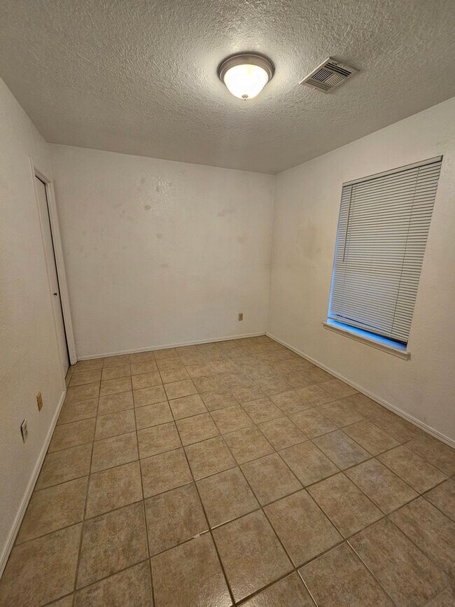 Building Photo - PRELEASING for July 2026! (3) Bed+Converte...