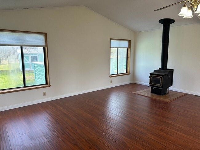 Building Photo - Peaceful Country Living on 2 Fenced Acres