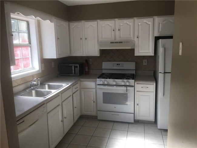 Building Photo - 335 Hamilton Ct