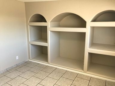 Building Photo - 2750 W Glenrosa Ave