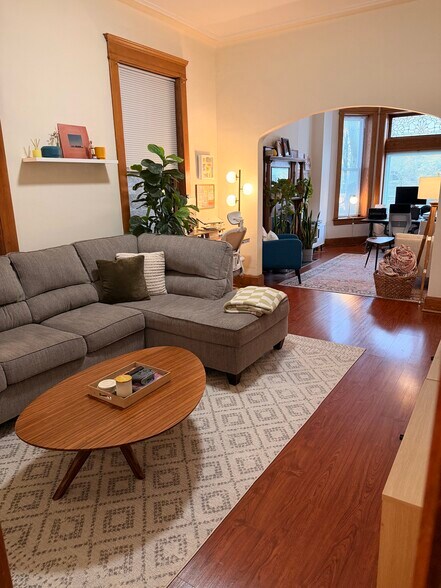 Building Photo - 1037 N Damen Ave