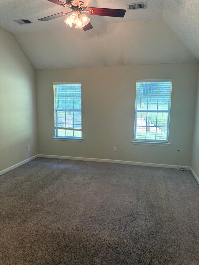 Building Photo - 10389 Redmond Dr