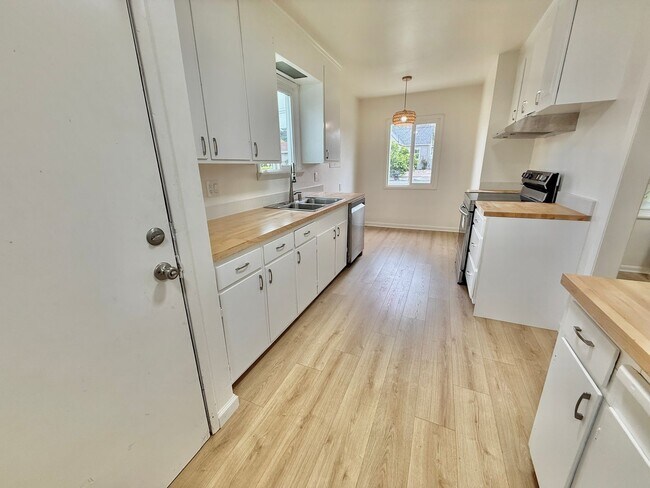 Building Photo - Updated El Cerrito Home with New Kitchen Appliances, Private Deck & Great Walkability