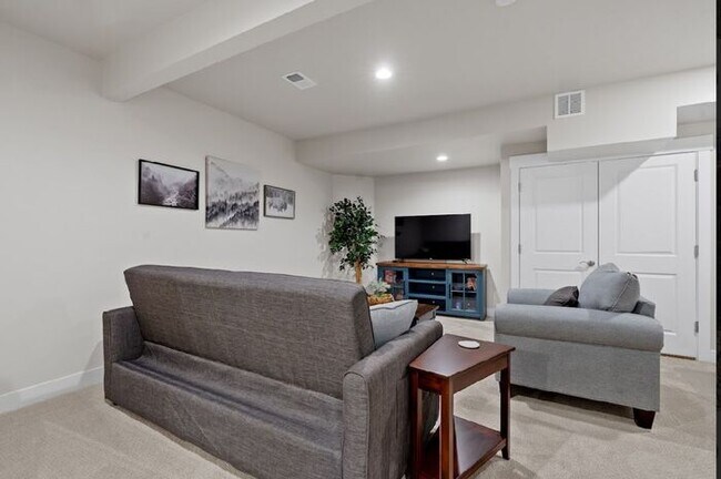 Building Photo - Gorgeous 3 bed/ 3.5 bath Condo At Heron La...