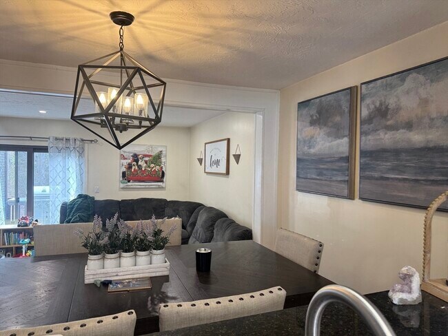 Building Photo - 909 Pleasant St