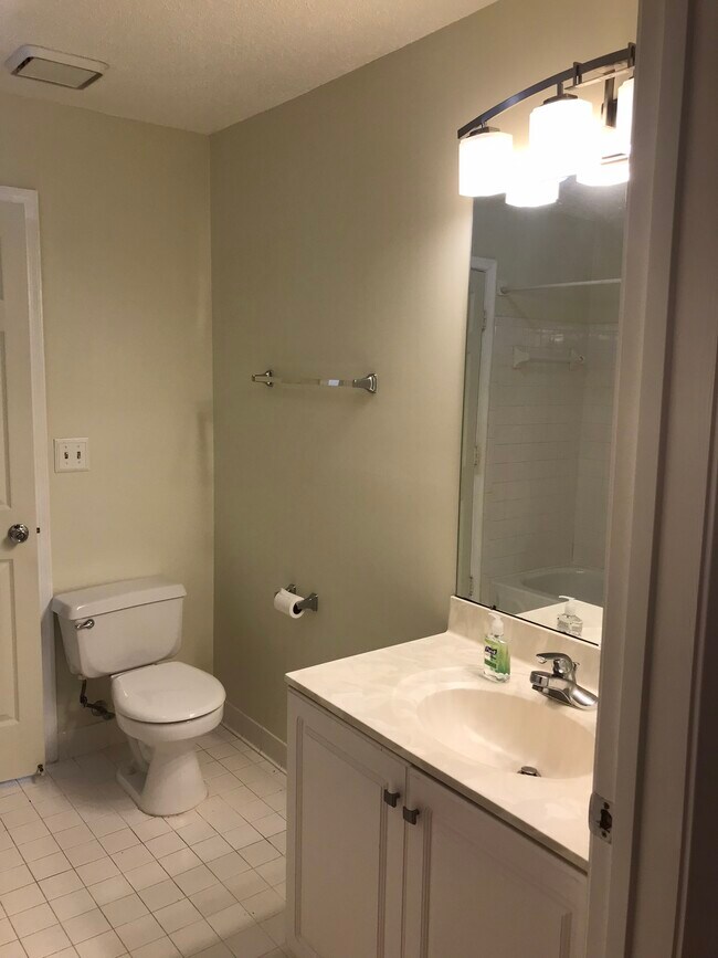 Building Photo - 10018 Vanderbilt Cir