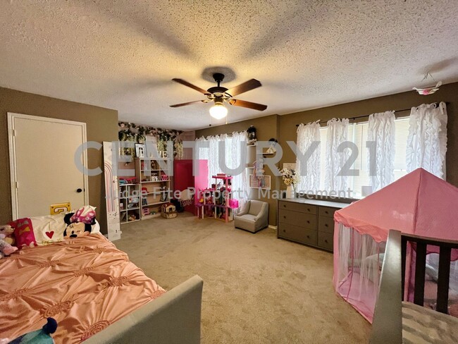 Building Photo - Beautiful 2-Story 4/2.5/2 in Saginaw For R...