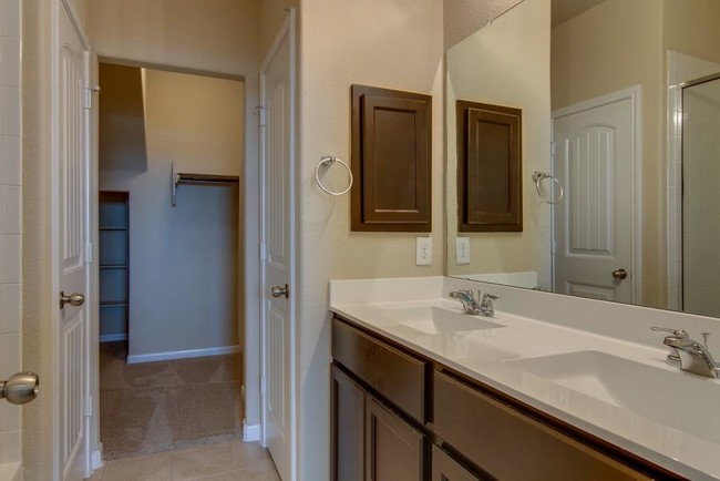 Building Photo - 2880 Donnell Dr