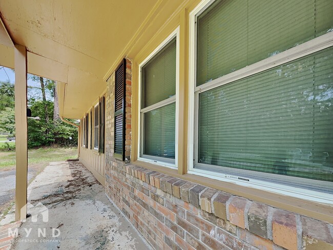 Building Photo - 1546 E Highpoint Dr