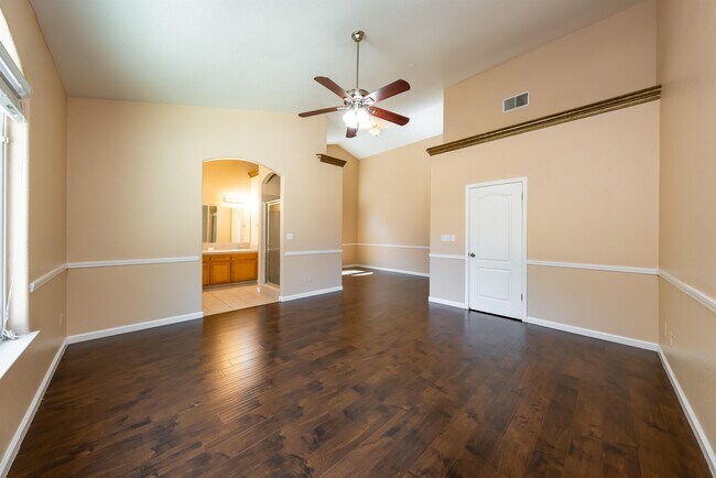 Building Photo - 5857 W Millbrae Ave