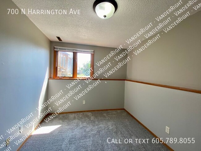 Building Photo - Renovated 2 Bedroom 1 Bathroom Home!