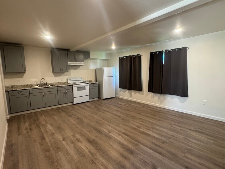 Building Photo - 1009 E Jones St