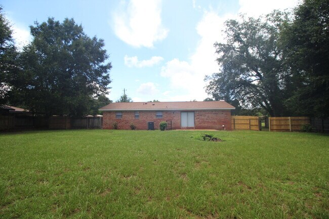 Building Photo - Hamilton Bridge Estates 3BR Brick Home Near Hwy 90, No Carpet & Open Living Space