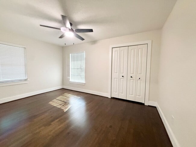 Building Photo - Incredible 5/2 Home in Lake Jackson! Lots ...