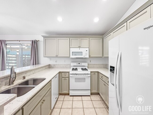 Building Photo - Cozy Escondido 3BR/2BA with A/C, large bac...