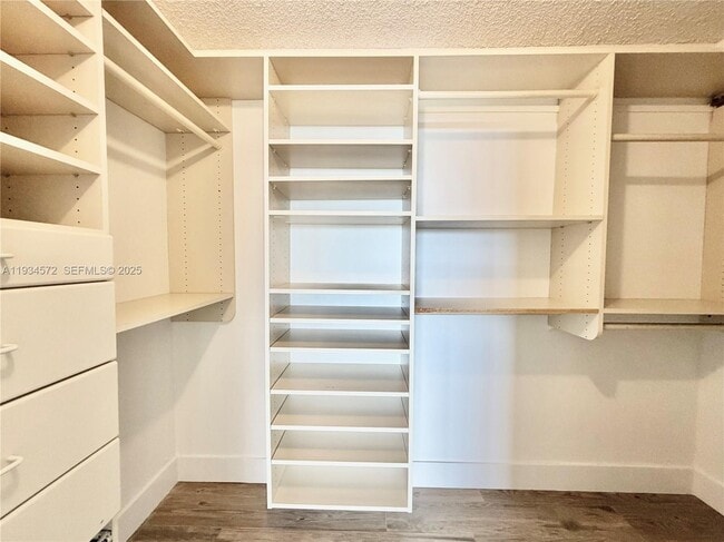 Building Photo - 1000 Parkview Dr