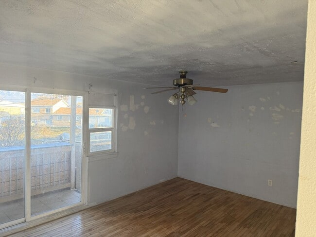 Building Photo - Upstairs Unit in Prime West Valley Location!
