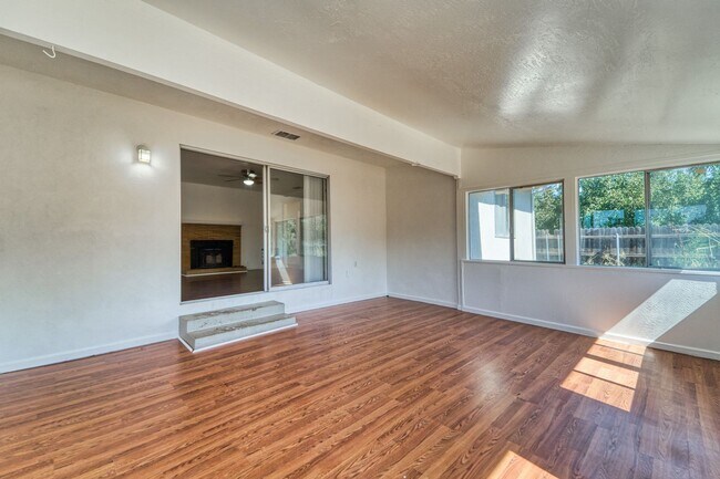 Building Photo - Bright & Comfortable 3BD Home with Great Features