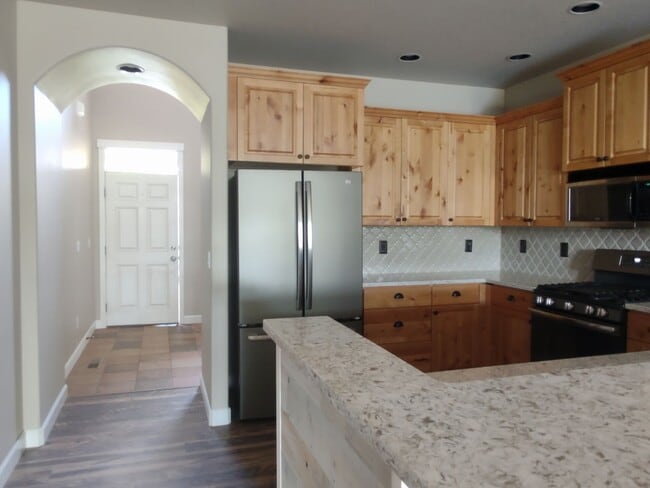 Building Photo - Freshly updated 4 bedroom 2.5 bath, two st...