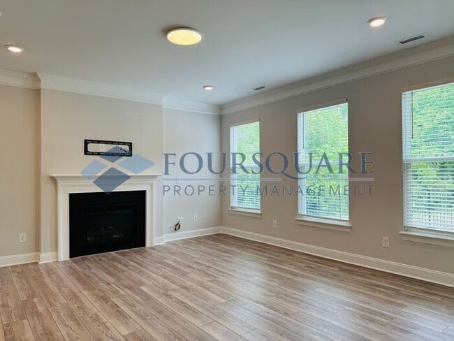 Building Photo - End-Unit Townhome with Fenced Yard, Washer/Dryer included & 2-Car Garage – Comfortable & Convenie...