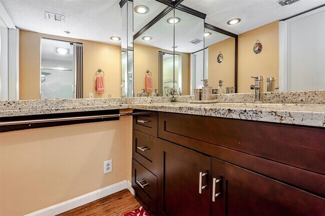 Building Photo - 625 Oaks Dr