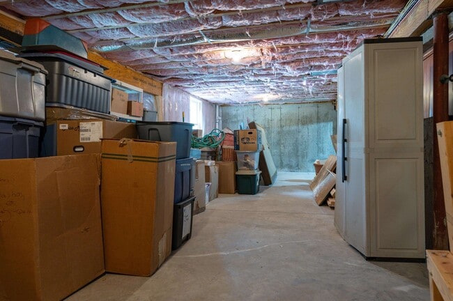 Building Photo - 6 Blossom Ln