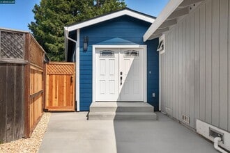 Building Photo - 18 Del Sol Ct