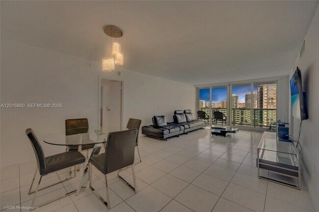 Building Photo - 100 Bayview Dr