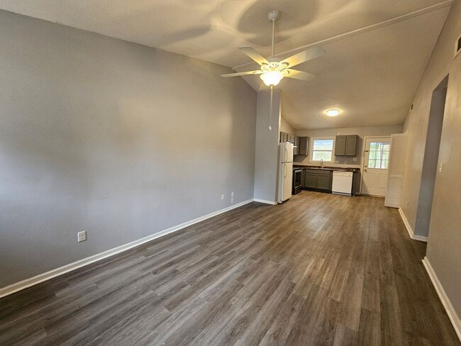 Building Photo - Affordable 2 Bedroom Duplex Off of Gum Bra...