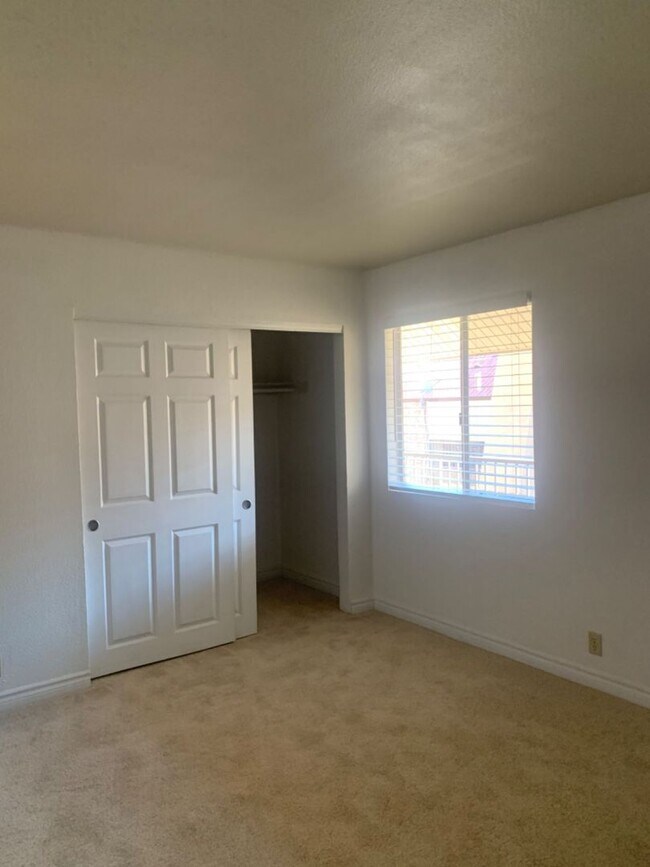Building Photo - 2 bed 1 bath condo for rent -$1300