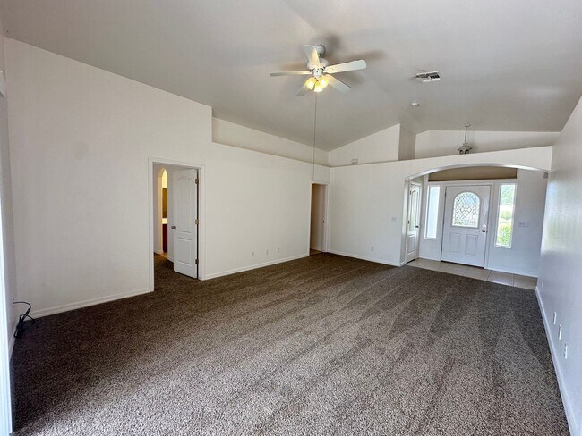 Building Photo - Great 3 Bedroom Home with Detached Garage!
