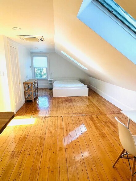 Building Photo - 9 Laurel St