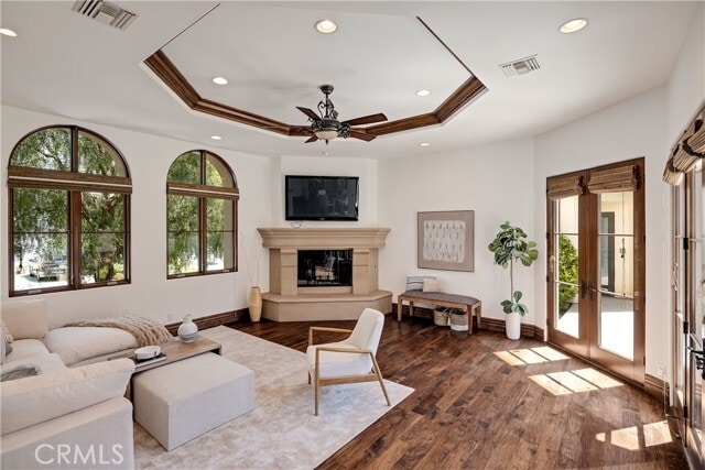 Building Photo - 718 N Poinsettia Ave