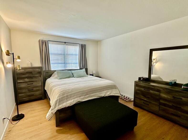 Building Photo - 1821 NE 62nd St