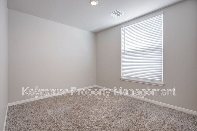 Building Photo - 1612 Maroon Dr