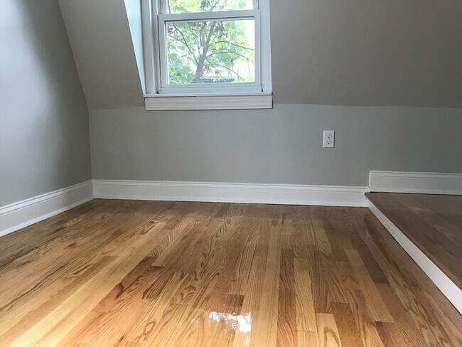 Building Photo - 6 St James Pl