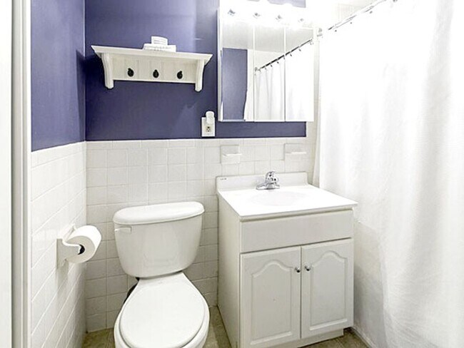 Building Photo - Spacious Studio Apartment with Stunning Vi...