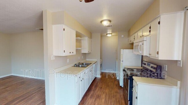 Building Photo - 2805 Sprucewood St