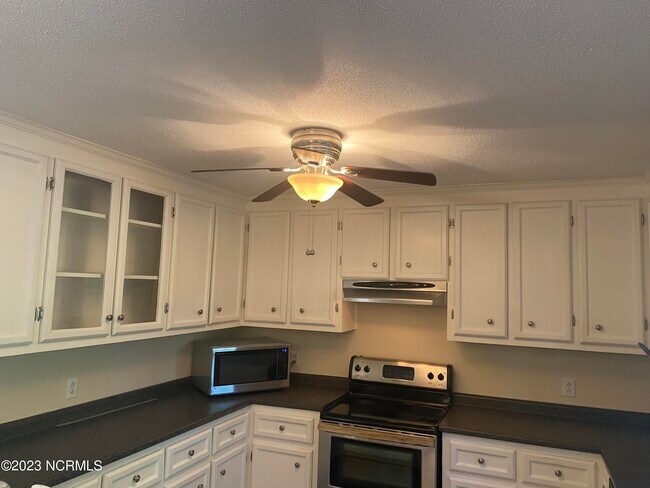 Building Photo - 6433 Country Club Dr