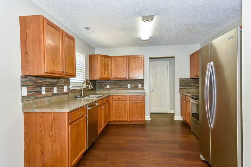 Building Photo - 8032 Meadowview Ln