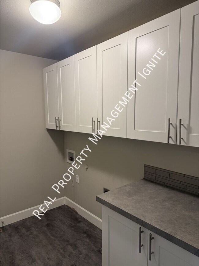 Building Photo - 451 NE Oak Ave