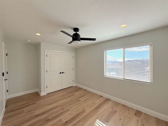 Building Photo - 4 bed, 2.5 bath duplex w/2 car garage