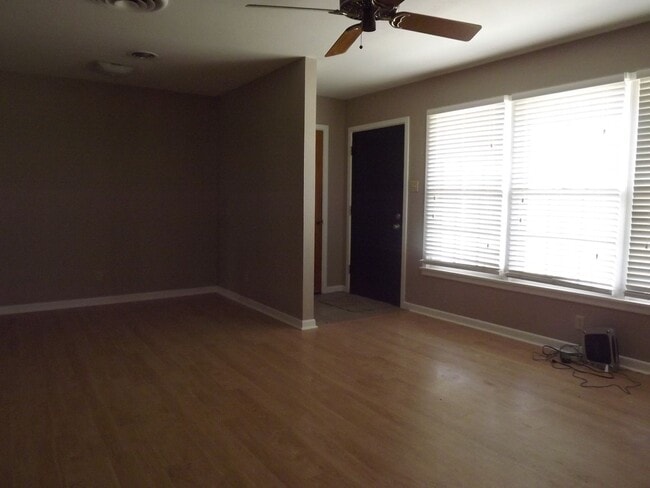 Building Photo - Pre Leasing for Fall 2026!!