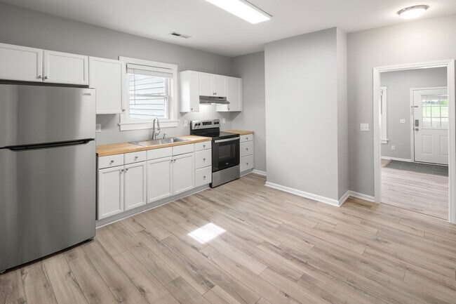 Building Photo - Updated Asheville Apartment