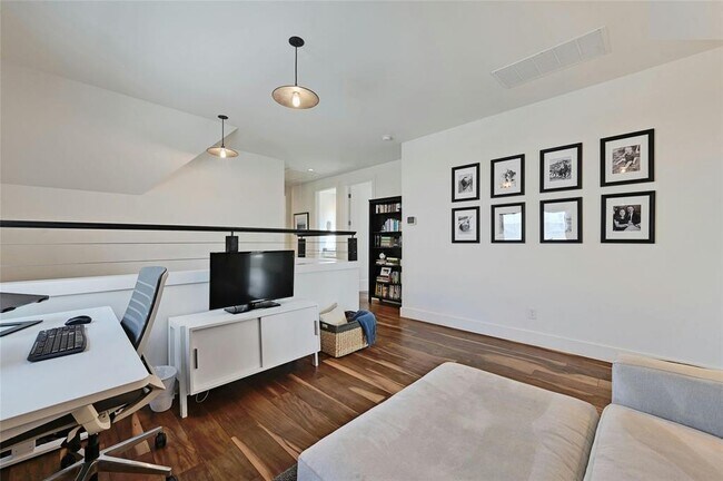 Building Photo - 708 Cardinal Ln