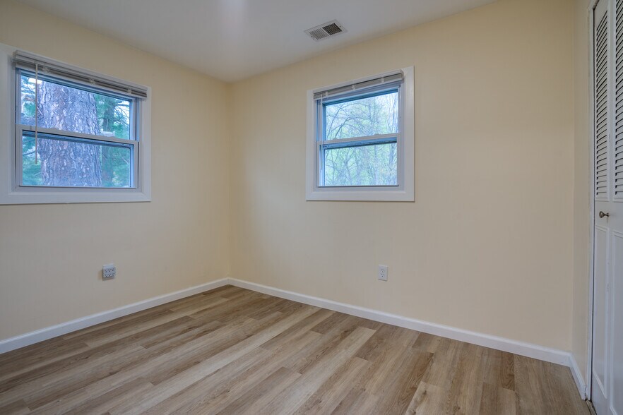 Building Photo - 14220 Fallbrook Ln