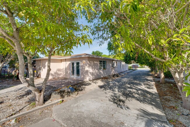 Building Photo - 813 Truman St